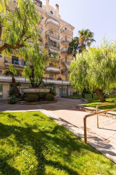 Centrale Vicino Spiagge E Ciclabile + Box-Auto ! Apartment Arma di Taggia Exterior foto